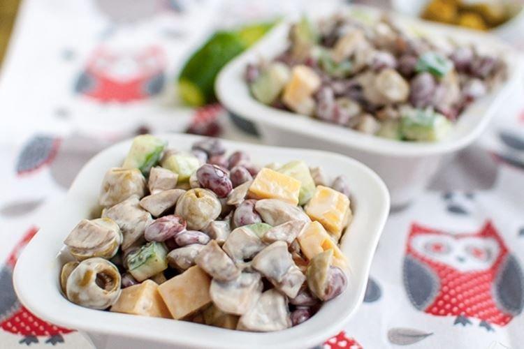 Салат с фасолью и сыром
