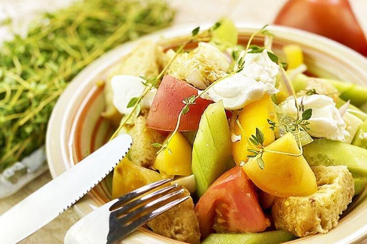 Салат с сыром и сухариками