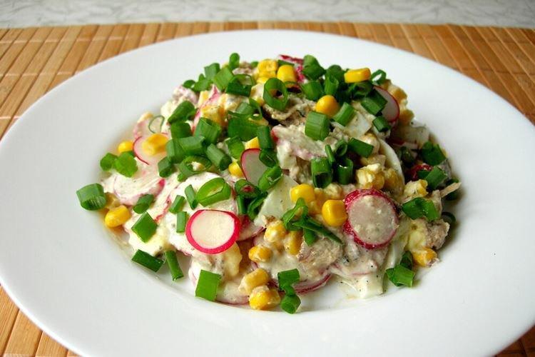 Салат с редиской и рыбными консервами