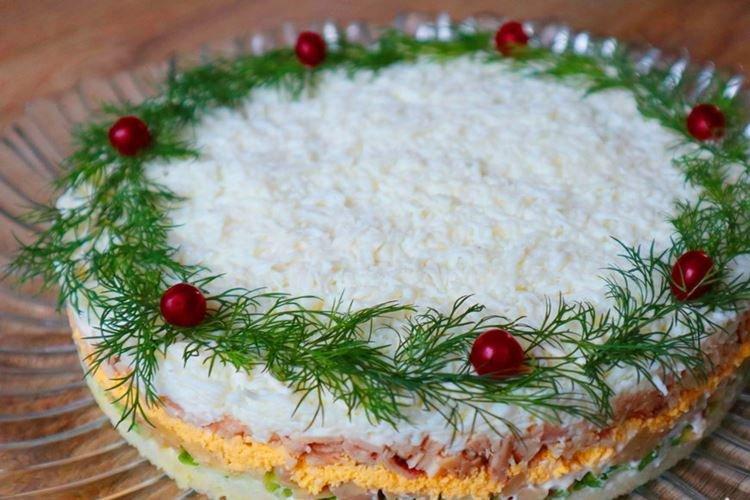 Слоеный салат с курицей и маринованными грибами