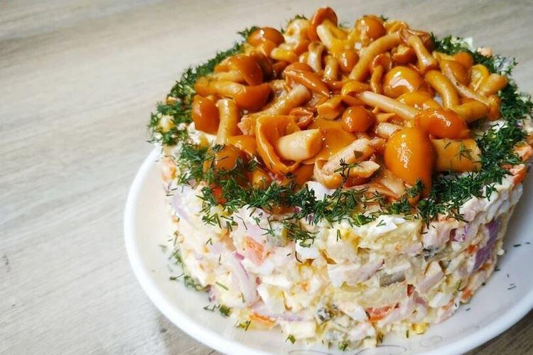 Салат с маринованными грибами и плавленым сыром