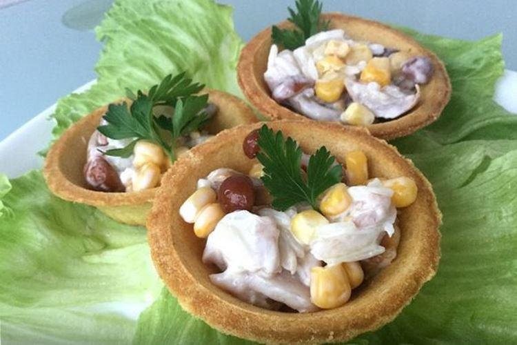 Салат с кукурузой и маринованными грибами