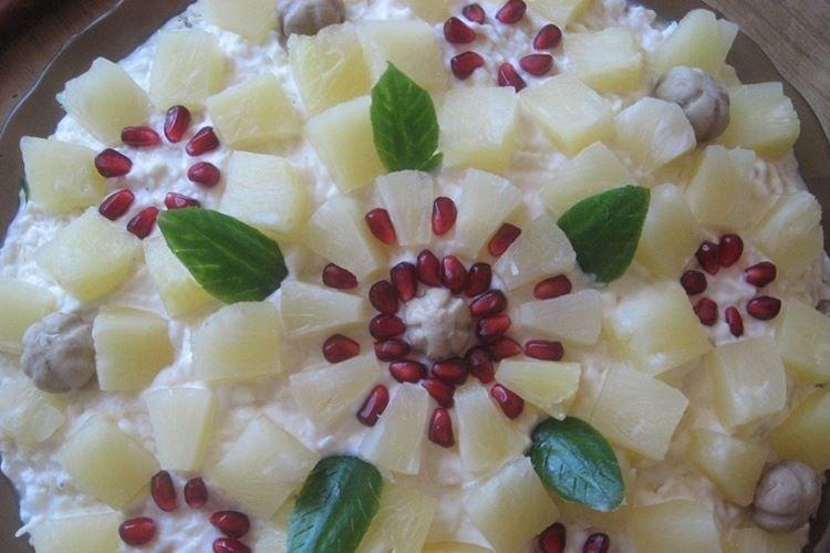 Салат с маринованными грибами и ананасами