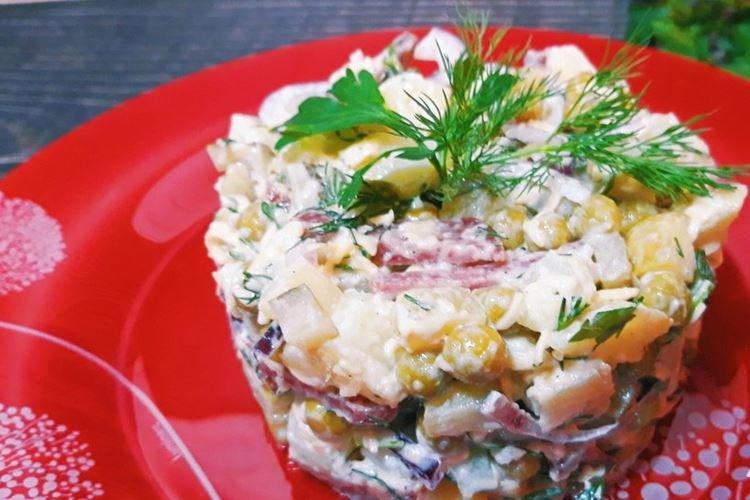 Салат с колбасой и горошком