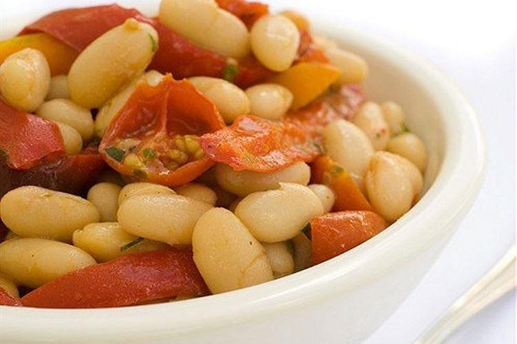 Салат с копченой колбасой и белой фасолью