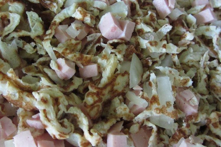 Салат с колбасой и яичными блинчиками