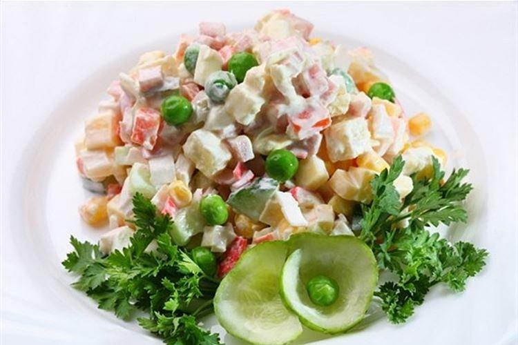 Салат с колбасой, кукурузой и пармезаном