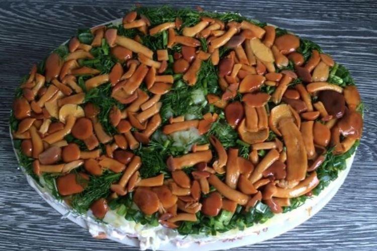 Салат с колбасой и маринованными опятами