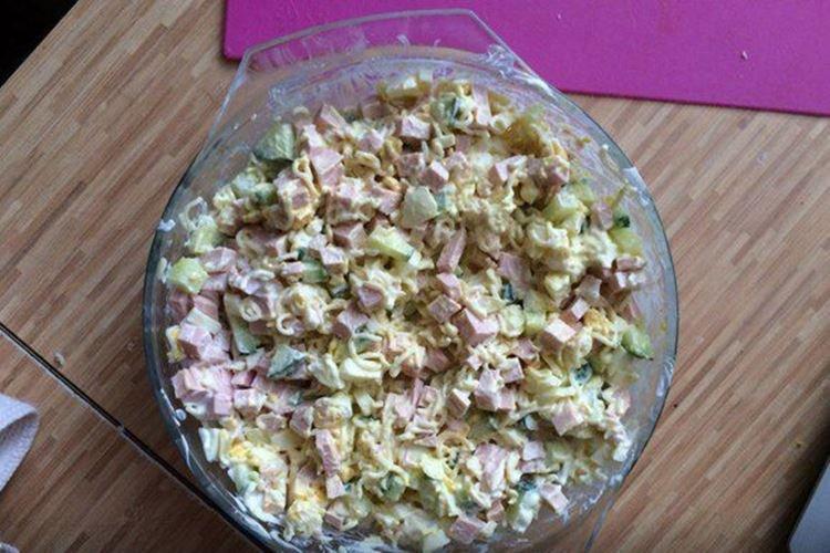 Салат с колбасой и лапшой быстрого приготовления