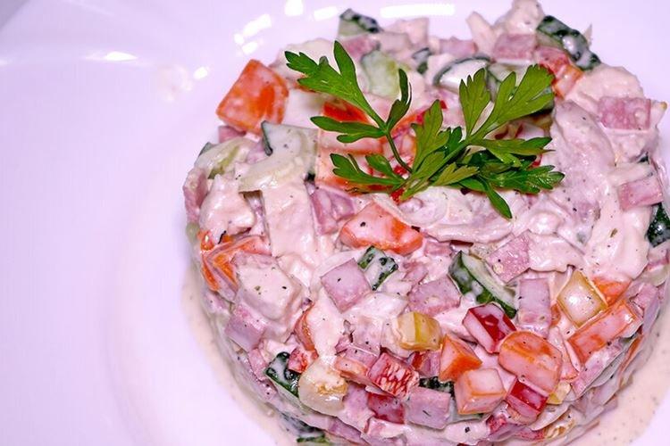 Салат с курицей, колбасой и маринованным луком