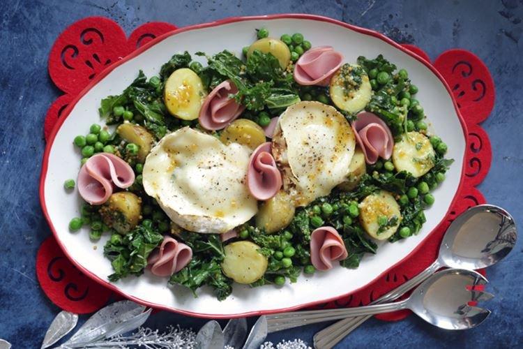 Салат с колбасой и козьим сыром