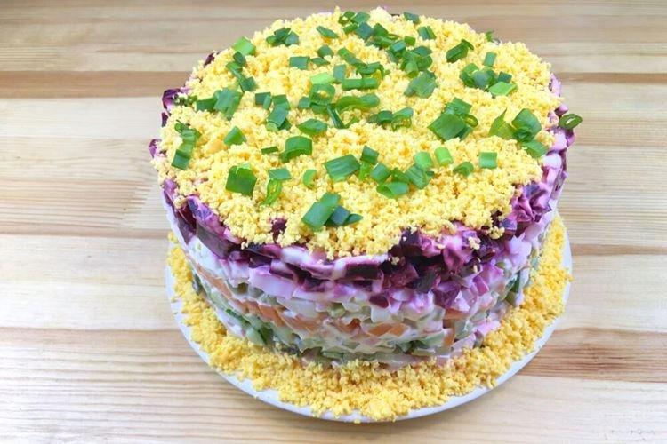 Слоеный салат с колбасой и овощами