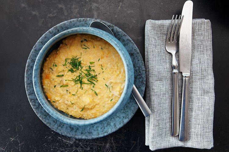 Каша из кукурузной крупы с плавленым сыром