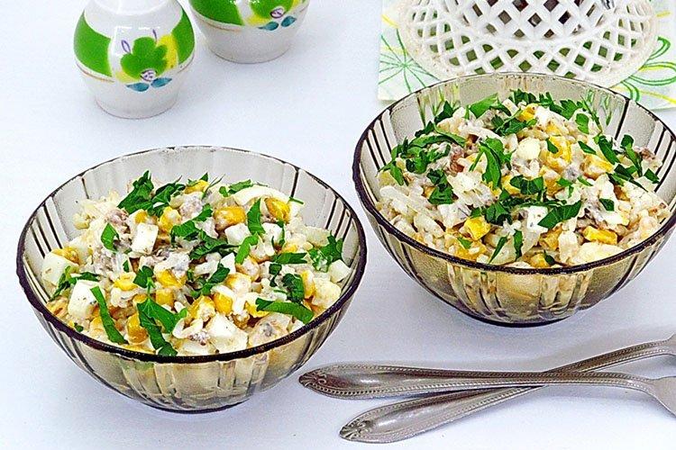 Салат из риса, рыбных консервов и ананасов