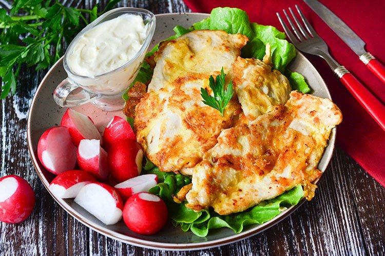 15 рецептов самых вкусных отбивных из куриного филе на сковороде и в духовке