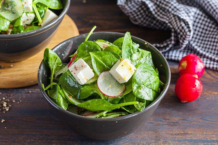 Салат из сельдерея со шпинатом