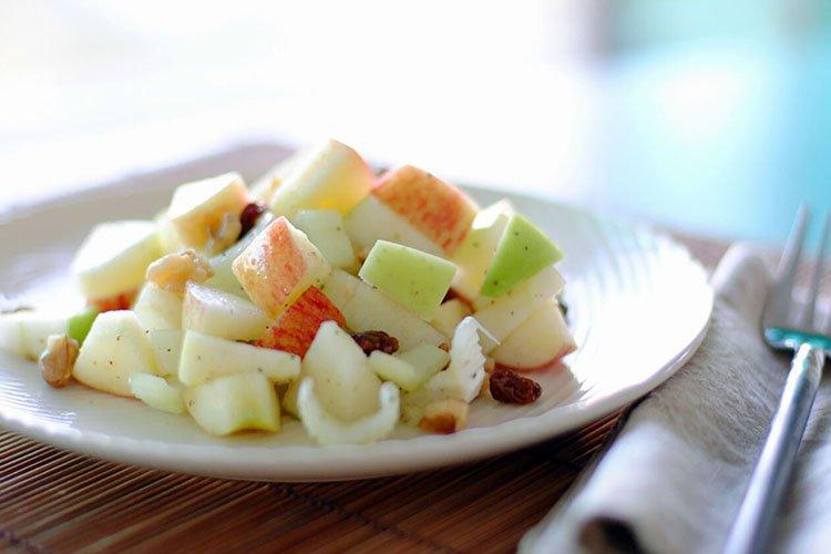 Салат из черешкового сельдерея с клюквой