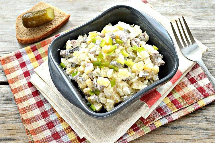 Салат с корнем сельдерея в сливочно-коньячном соусе