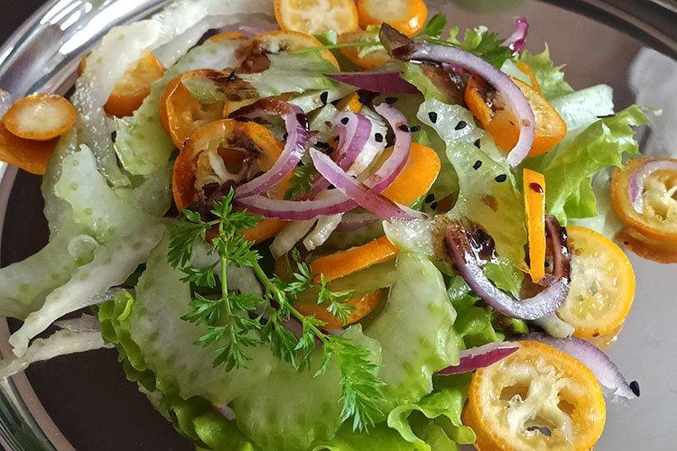 Салат с сельдереем и красным луком