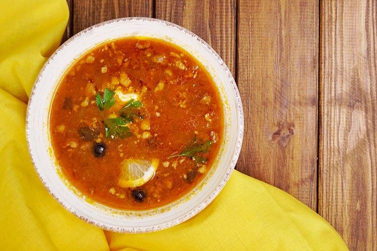 Солянка с копченостями и картофелем