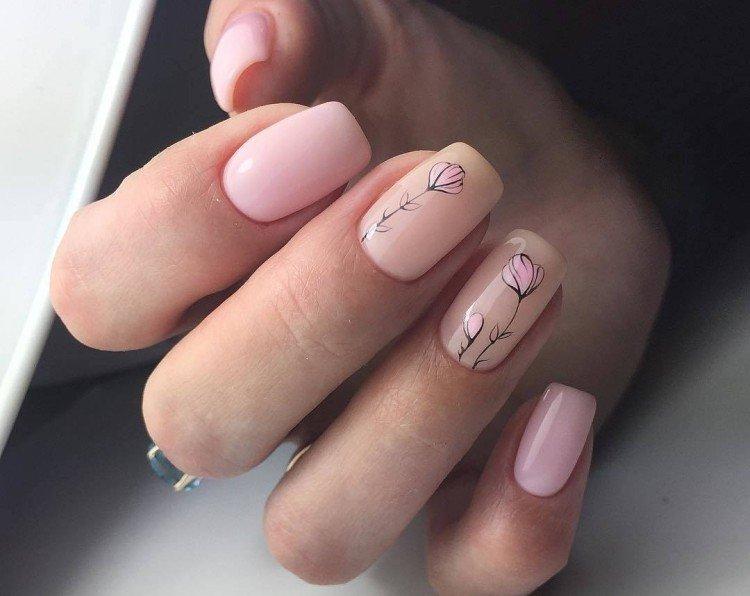 Нюдовый маникюр с пастельными цветами