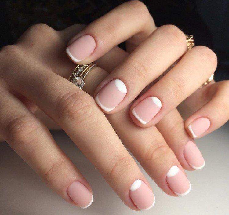 Классический нюдовый френч и лунный маникюр