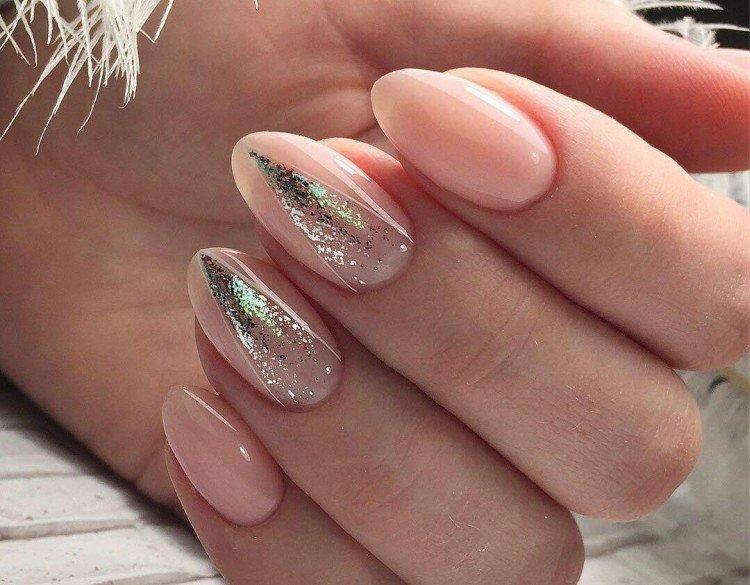 Нюдовый маникюр с блестками