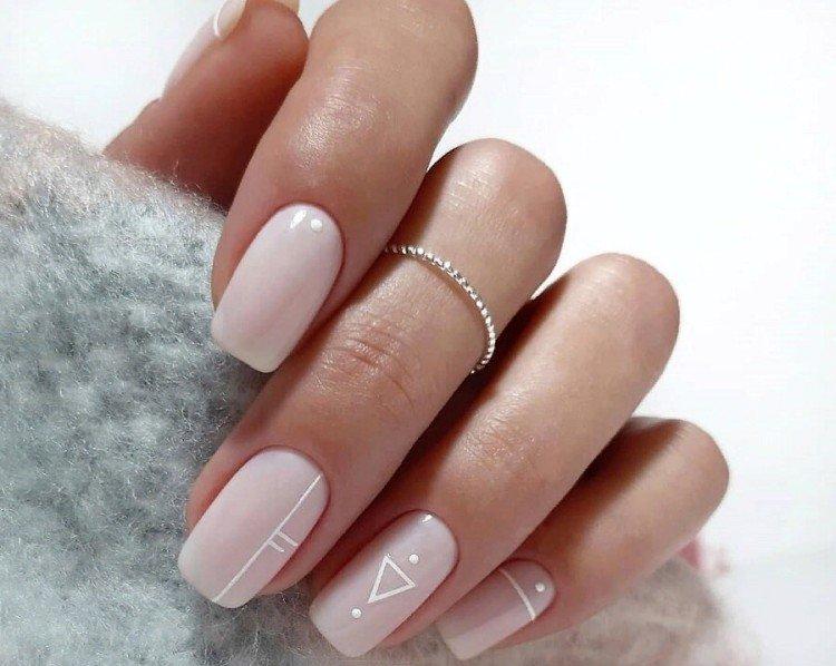 Нюдовый маникюр с белым