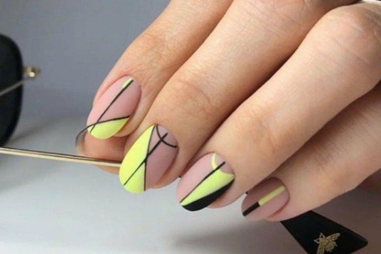 Нюдовый маникюр с желтым