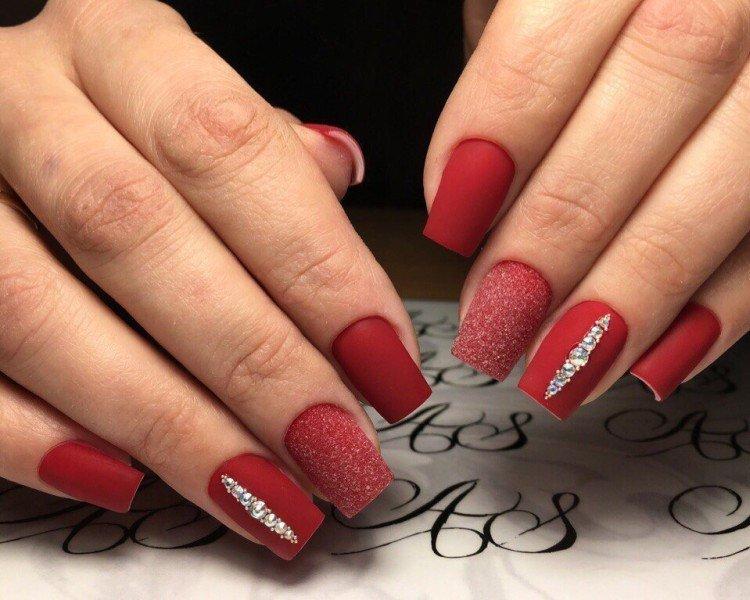 Красный матовый маникюр