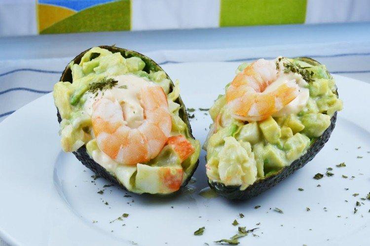 Салат из жареных креветок с грибами