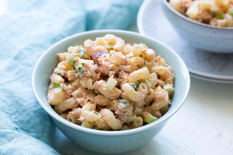 Рыбный салат с макаронами