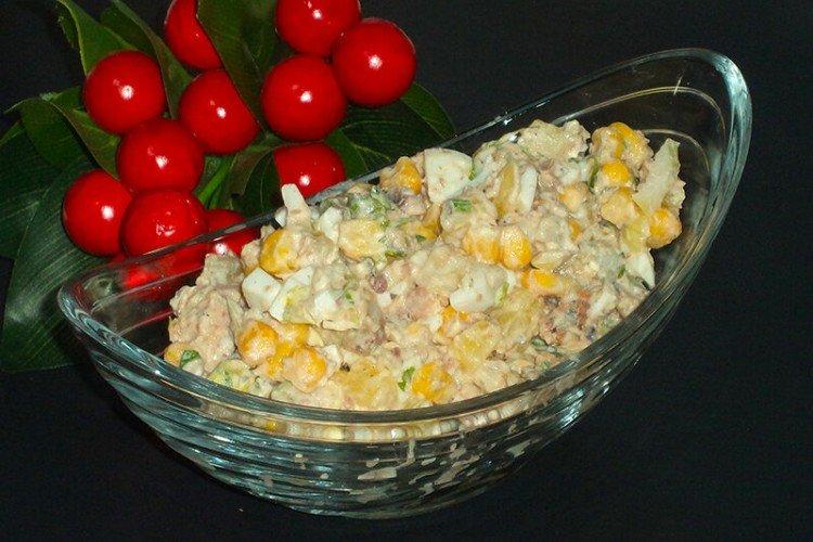 Салат из рыбных консервов с кукурузой