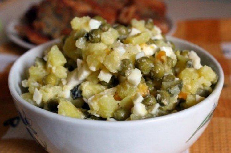 Салат с картошкой, яйцами и зеленым горошком