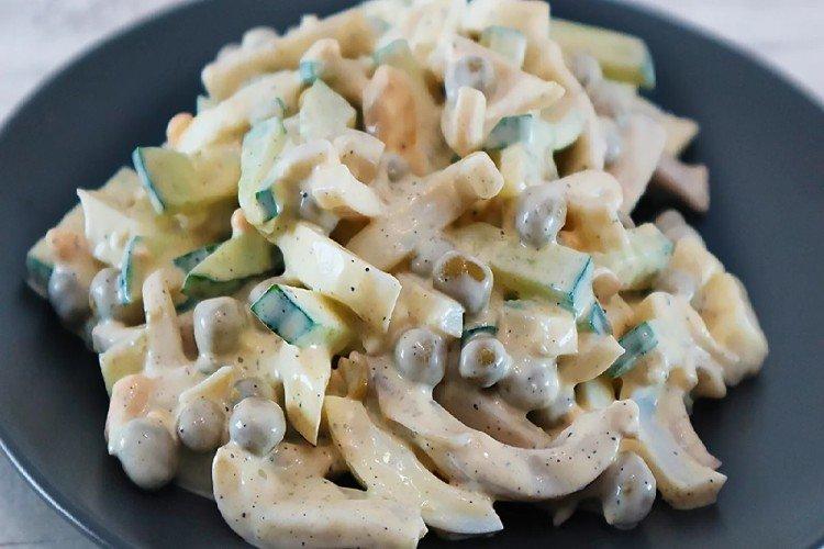 Салат с кальмарами и зеленым горошком