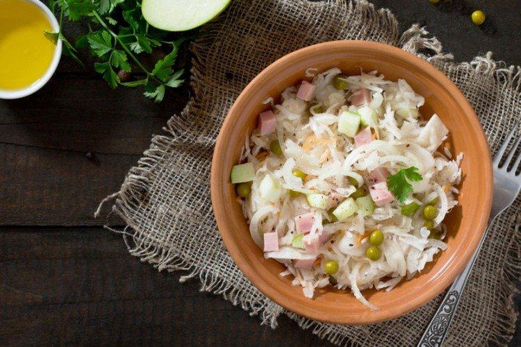 Салат с ветчиной, квашеной капустой и горошком