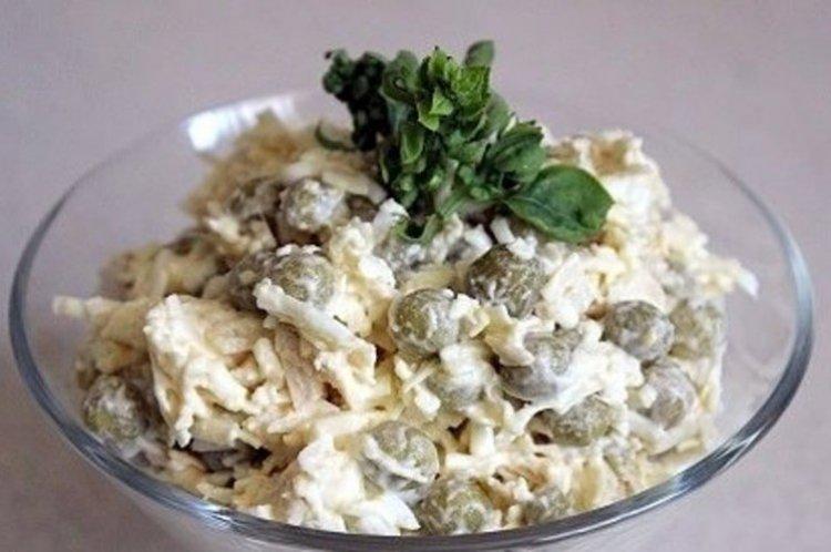 Салат с консервированным горошком и плавленым сыром
