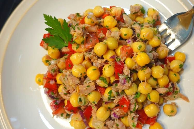 Салат с тунцом и нутом