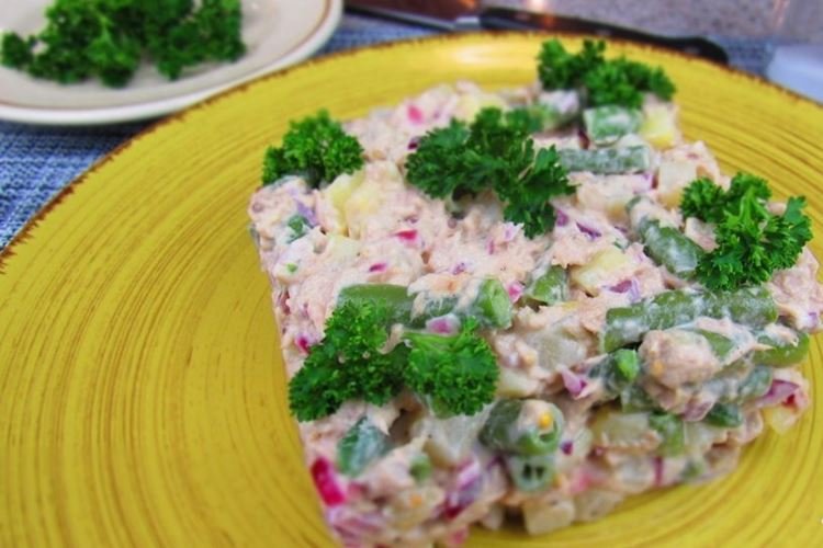 Салат с тунцом и спаржевой фасолью