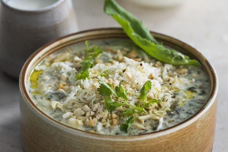 Зеленый кисломолочный суп