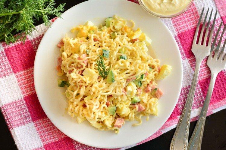 Салат с копченой курицей и лапшой