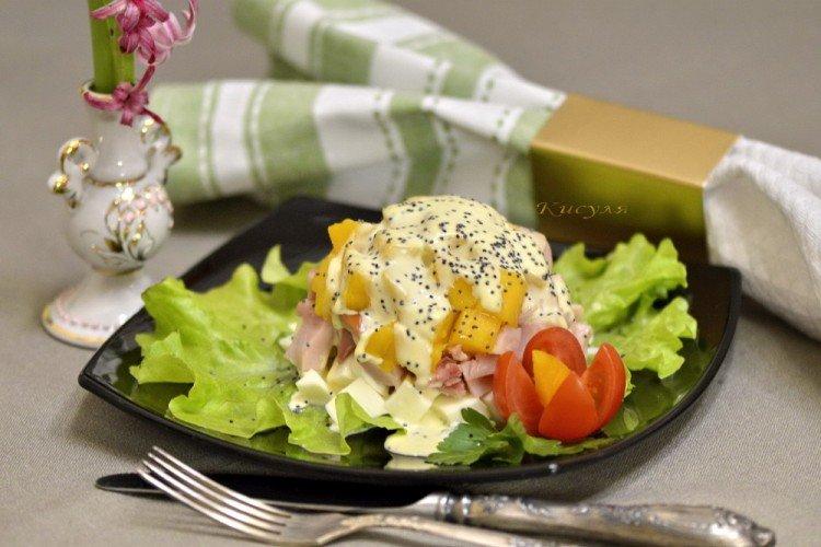 Салат с копченой курицей и моцареллой