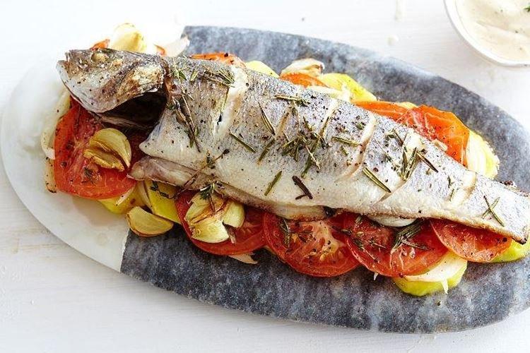 Рыба в травах на овощной подушке