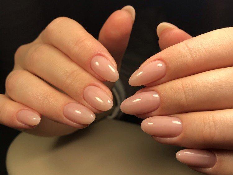 Однотонный бежевый маникюр