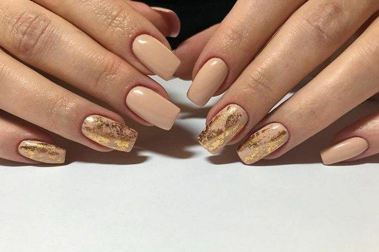 Бежевый маникюр с золотом