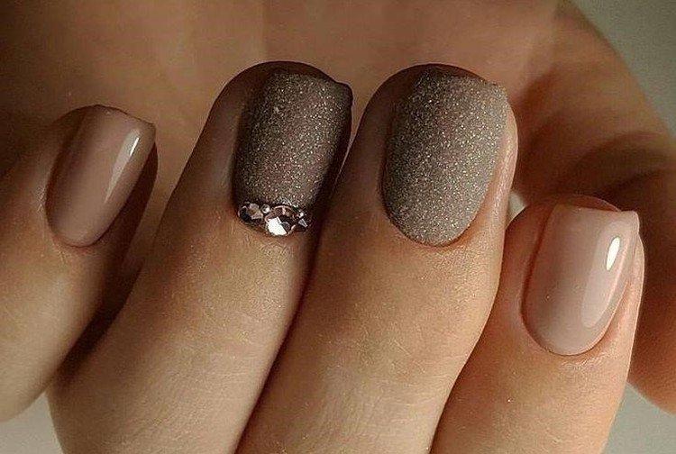 Бежевый маникюр с текстурами