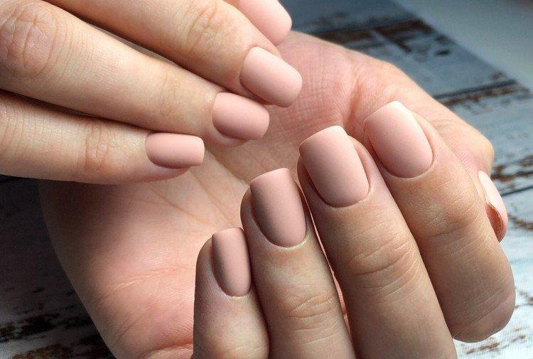 Бежевый матовый маникюр