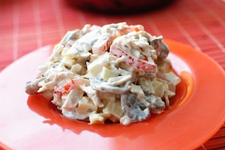 Салат с курицей, грибами и розовыми помидорами