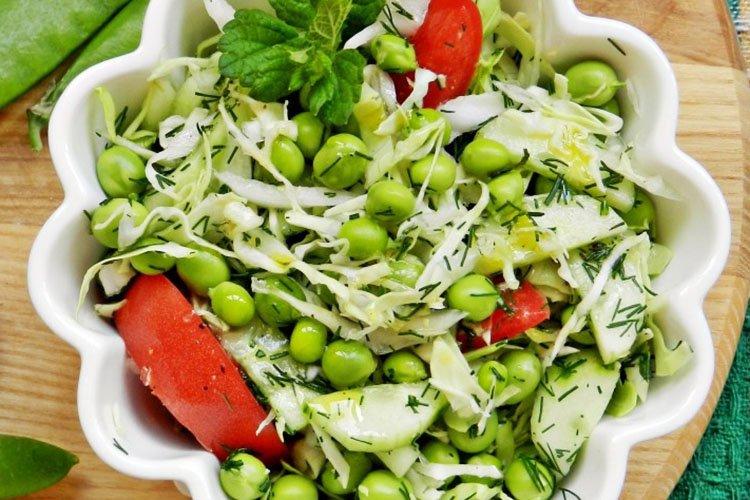 Салат с помидорами и зеленым горошком