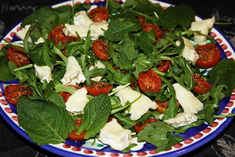 Салат с вялеными помидорами и базиликом